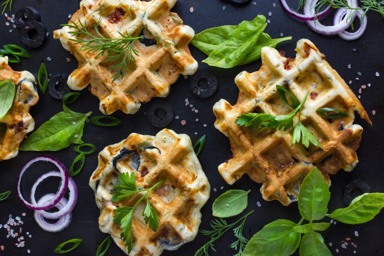Esta es la receta para comenzar el día: waffles de huevo con espinaca