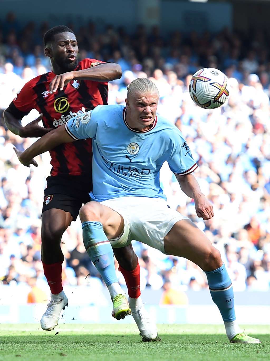 Manchester (United Kingdom), 13/08/2022.- Erling Haaland (R) of Manchester City in action against 
Jefferson Lerma (L) of Bournemouth during the English Premier League soccer match between Manchester City and AFC Bournemouth in Manchester, Britain, 13 August 2022. (Reino Unido) EFE/EPA/PETER POWELL EDITORIAL USE ONLY. No use with unauthorized audio, video, data, fixture lists, club/league logos or 'live' services. Online in-match use limited to 120 images, no video emulation. No use in betting, games or single club/league/player publications