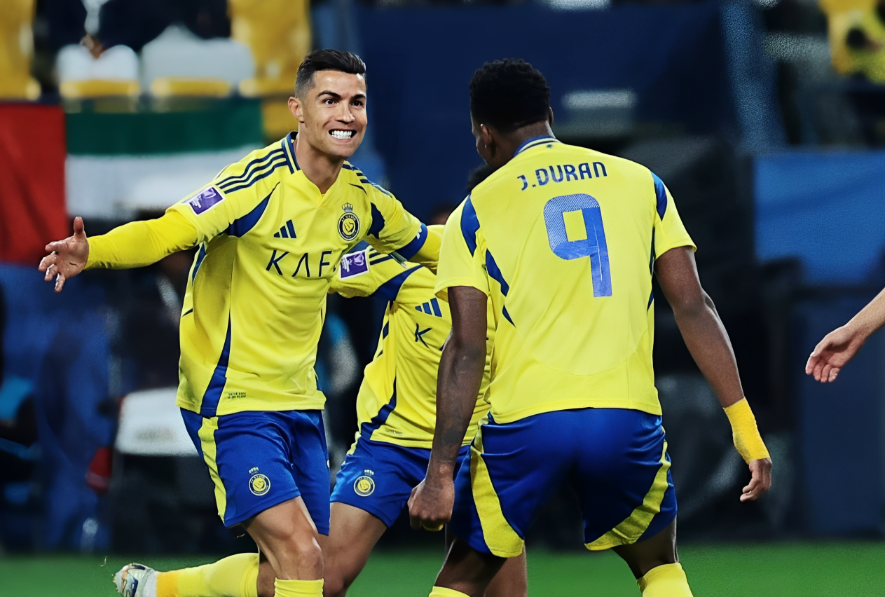 Jhon Jáder Durán, en su debut en Arabia Saudita, junto a Cristiano Ronaldo.