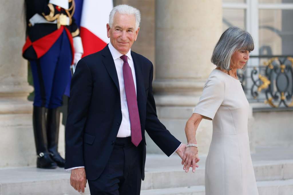 Paris (France), 18/07/2025.- United States Ambassador to France Charles Kushner (L) and his wife Seryl Stadtmauer Kushner (R) leave the Elysee palace before the arrival of Austrian Federal Chancellor Christian Stocker at Elysee Palace in Paris, France, 18 July 2025. (Francia, Estados Unidos) EFE/EPA/MOHAMMED BADRA