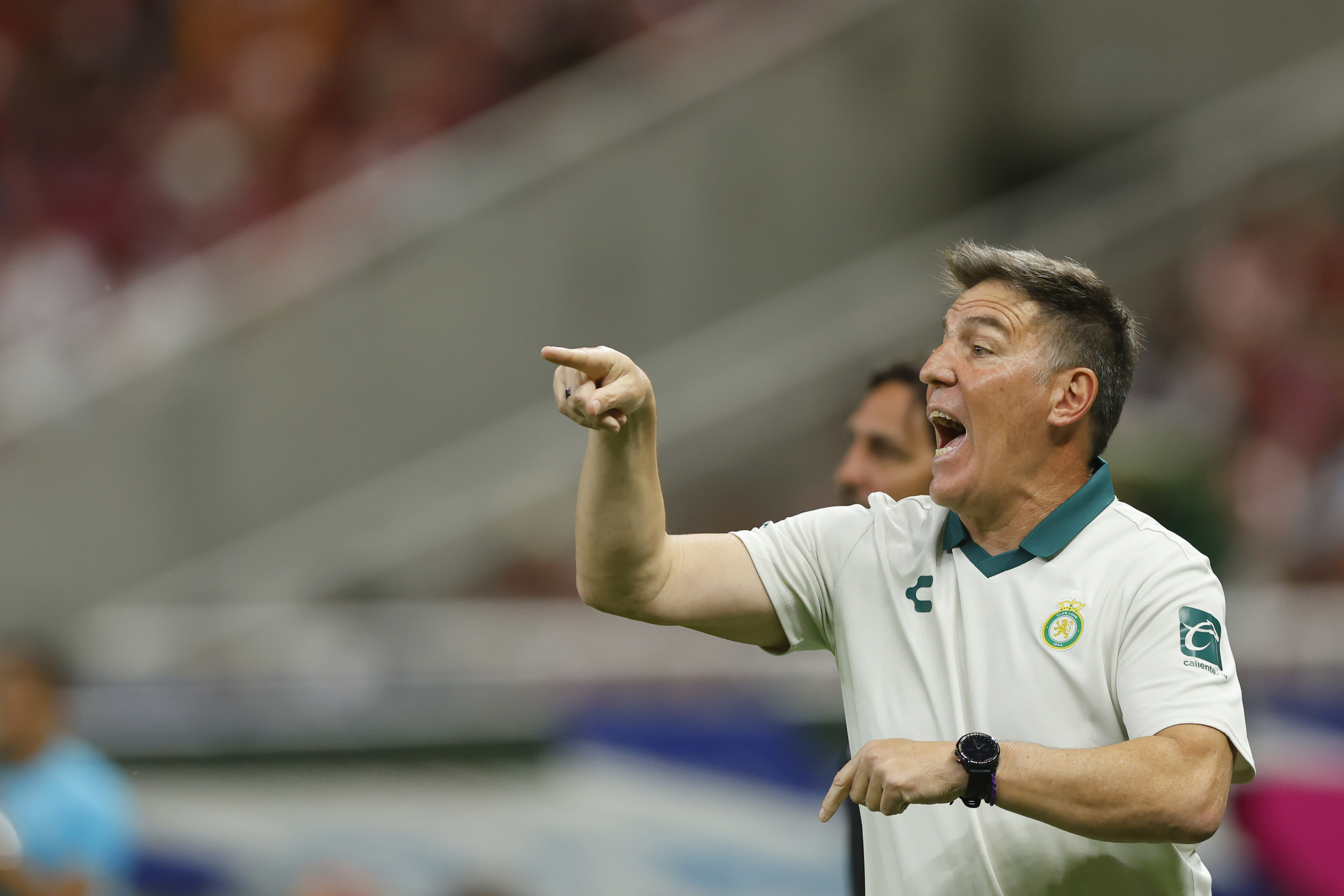 AME837. GUADALAJARA (MÉXICO), 18/09/2024.- Eduardo Berizzo, entrenador de León, da indicaciones a sus jugadores este miércoles, durante un partido del torneo apertura 2024 de la liga del fútbol mexicano en el Estadio Akron en la ciudad de Guadalajara, Jalisco (México). EFE/ Francisco Guasco