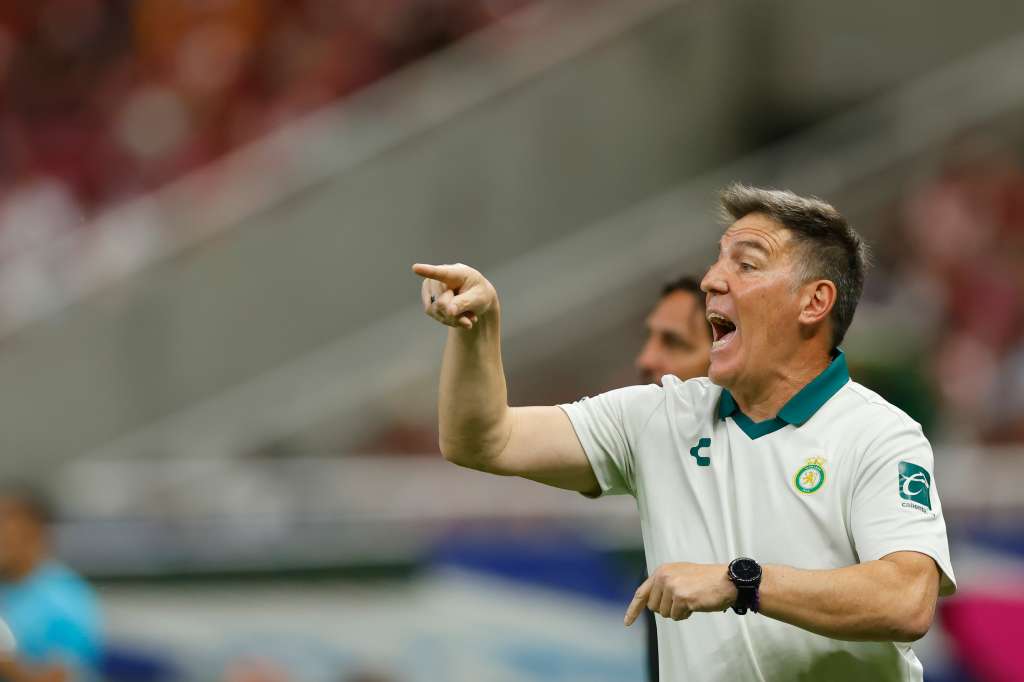 AME837. GUADALAJARA (MÉXICO), 18/09/2024.- Eduardo Berizzo, entrenador de León, da indicaciones a sus jugadores este miércoles, durante un partido del torneo apertura 2024 de la liga del fútbol mexicano en el Estadio Akron en la ciudad de Guadalajara, Jalisco (México). EFE/ Francisco Guasco