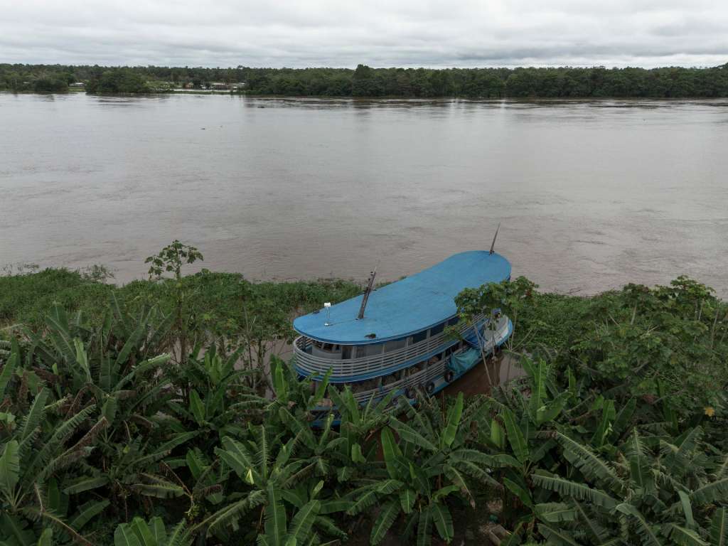 AME8993. MANACAPURU (BRASIL), 18/05/2025.- Fotografía del barco "Aurora y José", que almacena fardos de fibra de malva con el fin de protegerlos de las crecidas del río Solimões este domingo, en la comunidad de Boca do Supiá, en la ciudad de Manacapuru (Brasil). Veinte de los 62 municipios de Amazonas, el mayor estado de la Amazonía brasileña, están en situación de emergencia y otros 37 se declararon en alerta por las inundaciones provocadas por las fuertes crecidas de los ríos de la región, que en los dos últimos años registró intensas sequías. EFE/ Raphael Alves