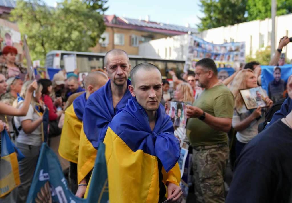 Undisclosed (Ukraine), 23/05/2025.- Ukrainian prisoners of war (POWs) react following a prisoner swap at an undisclosed location, Ukraine, 23 May 2025, amid the Russian invasion. In the first stage of the '1000-for-1000' exchange agreement, 390 Ukrainian servicemen and civilians were returned to Ukraine. The agreement was reached after recent Russia-Ukraine talks held in Turkey. (Rusia, Turquía, Ucrania) EFE/EPA/STRINGER

