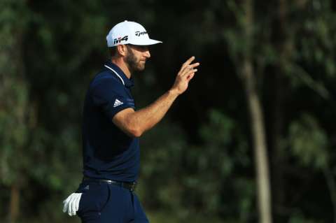 El tiro de 433 yardas del golfista Dustin Johnson