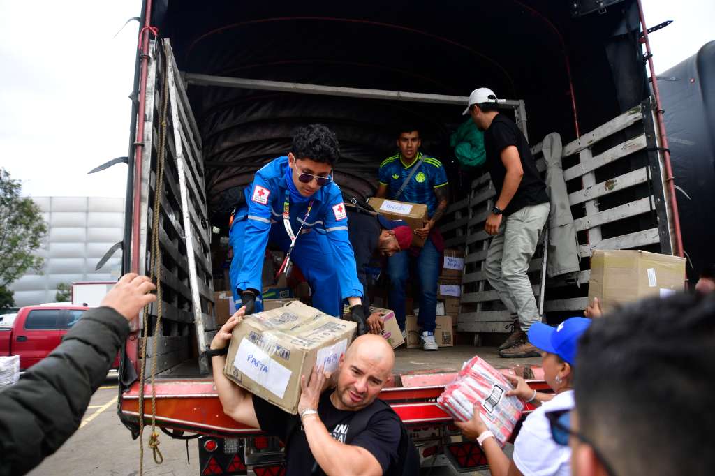 Centro de acopio en Bogotá para recolección de ayudas humanitarias o alimentos de primera necesidad para los afectados del terremoto en Colombia (Manizales, Cali, Pereira y Chocó)
