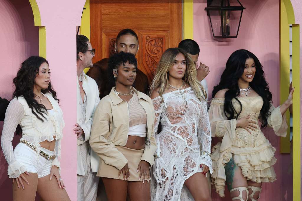 Karol G y Cardi B durante el show de medio tiempo. / Chris Graythen/Getty Images/AFP