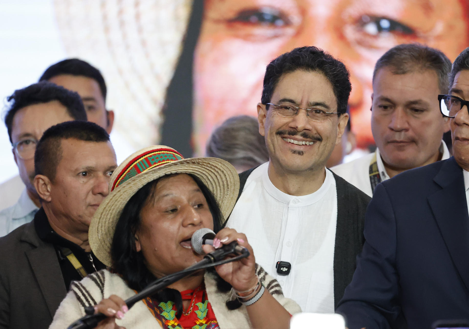 FOTODELDÍA AME7344. BOGOTÁ (COLOMBIA), 31/05/2026.- La candidata a la Vicepresidencia Aida Quilcué habla junto al candidato a la Presidencia de Colombia Iván Cépeda este domingo, durante una rueda de prensa tras conocerse los resultados electorales, en Bogotá (Colombia). EFE/ Mauricio Dueñas Castañeda