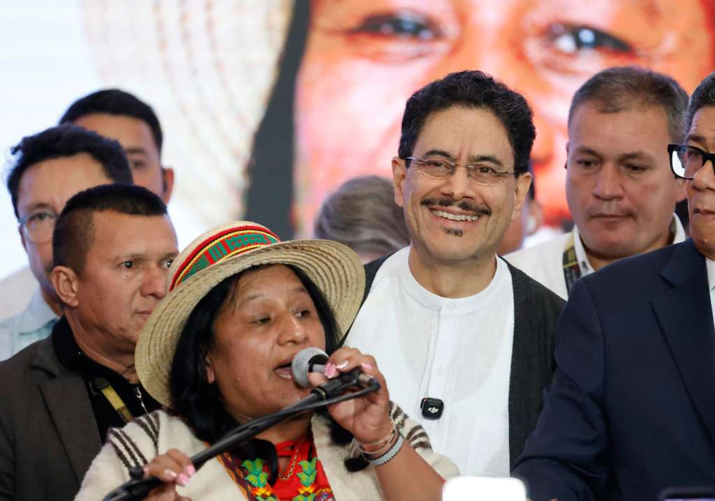 FOTODELDÍA AME7344. BOGOTÁ (COLOMBIA), 31/05/2026.- La candidata a la Vicepresidencia Aida Quilcué habla junto al candidato a la Presidencia de Colombia Iván Cépeda este domingo, durante una rueda de prensa tras conocerse los resultados electorales, en Bogotá (Colombia). EFE/ Mauricio Dueñas Castañeda