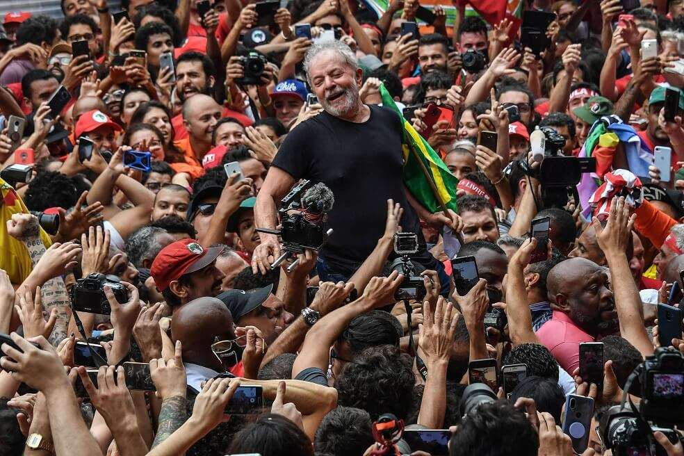 Luiz Inácio Lula da Silva es llevado a hombros entre la multitud de simpatizantes durante una reunión afuera del edificio del sindicato de trabajadores metalúrgicos en Sao Bernardo do Campo, en el área metropolitana de Sao Paulo, Brasil, el 9 de noviembre de 2019. / AFP