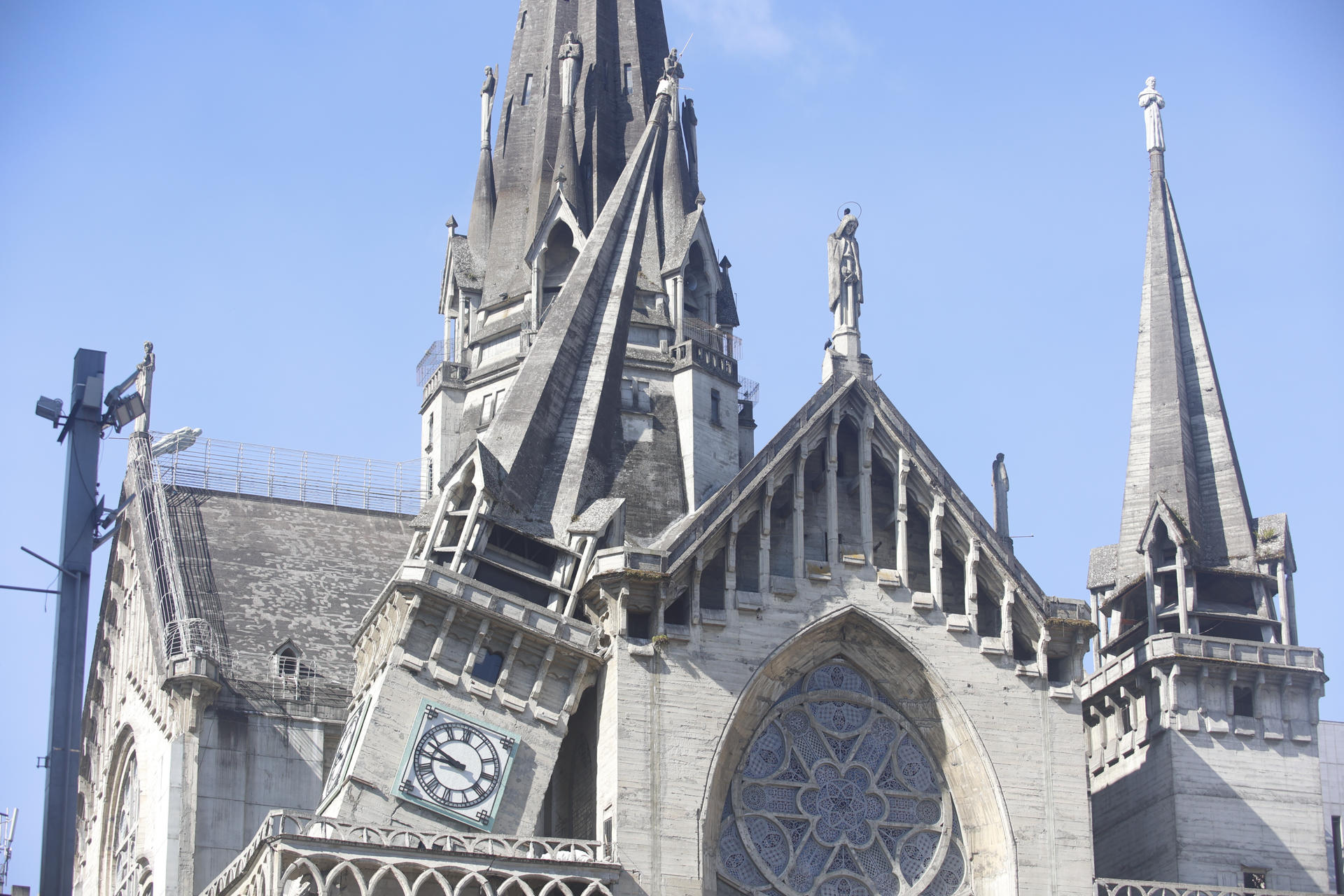 AME7622. MANIZALES (COLOMBIA), 10/08/2026.- Fotografía que muestra la Catedral Basílica Metropolitana de Nuestra Señora del Rosario afectada tras un fuerte temblor este lunes, en Manizales (Colombia). Al menos dos personas murieron en la capital del departamento de Caldas, en el centro del país, por el terremoto de magnitud 7,4 que sacudió buena parte del territorio nacional, según informó el alcalde de esa ciudad, Jorge Eduardo Rojas Giraldo. EFE/ John Jairo Bonilla
