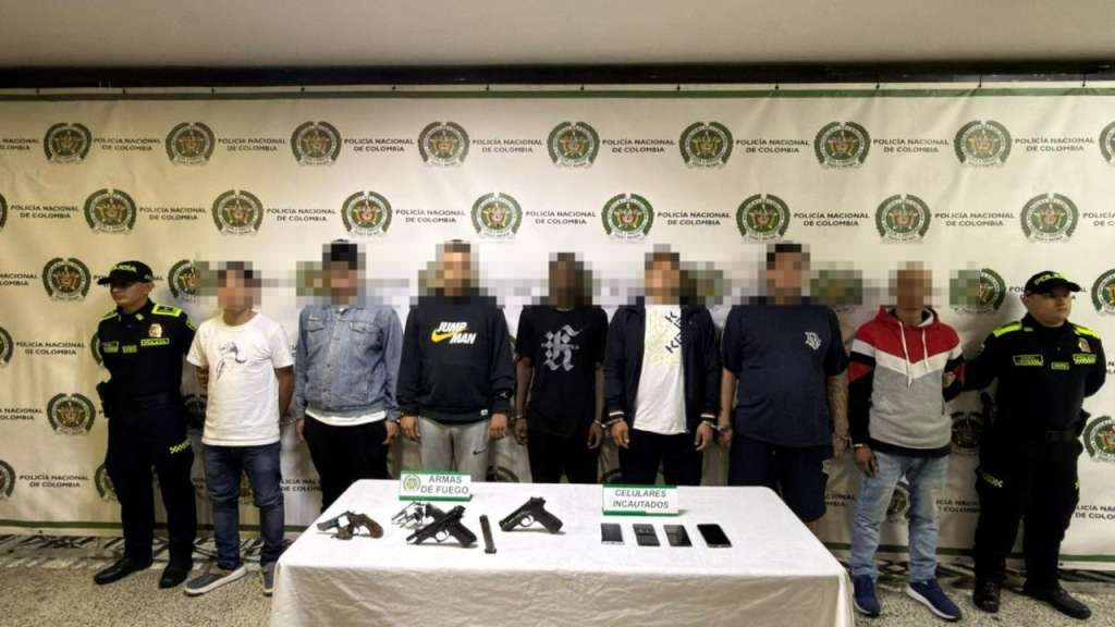 En el operativo también incautaron cuatro armas de fuego que serán sometidas a análisis balístico por las autoridades judiciales.