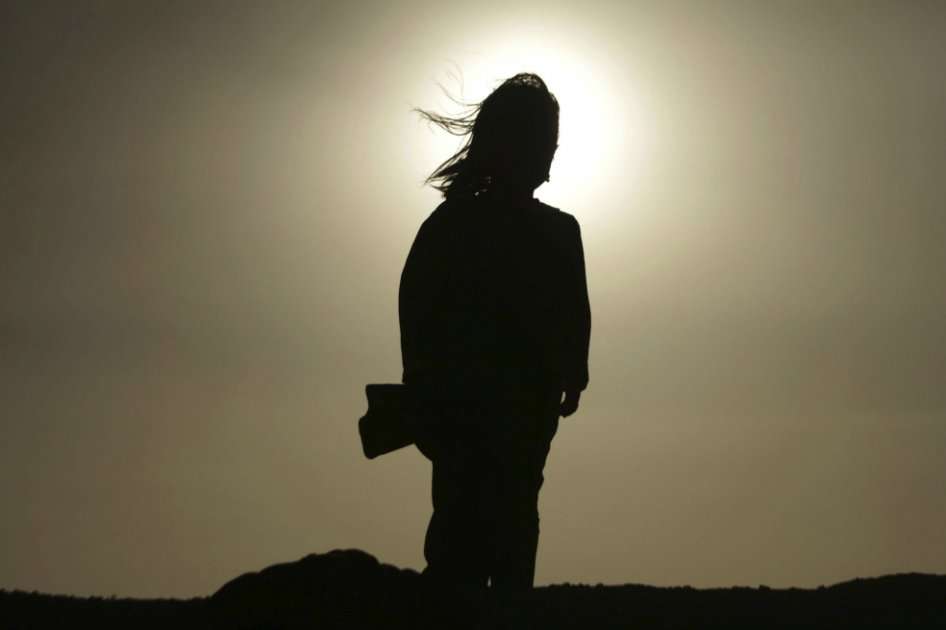 Cientos de niños y sus familias han sido desplazados internamente por la violencia contra las escuelas. Aquí, una niña en el campo de refugiados de Herat. / EFE