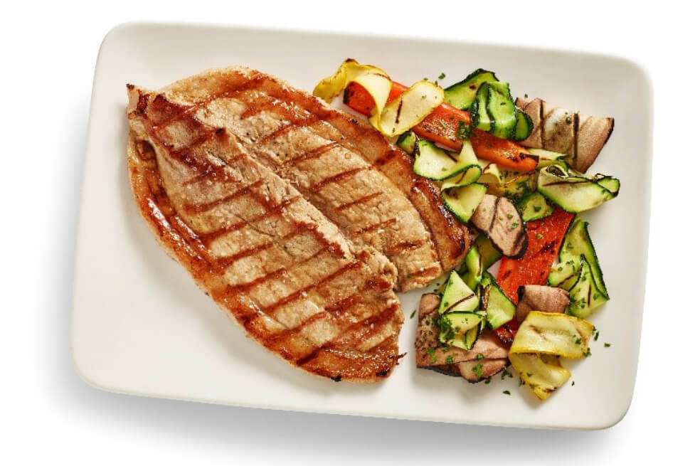Punta de anca de cerdo a la parrilla con vegetales asados / Cortesía