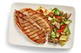 ¿Cómo preparar una punta de anca de cerdo a la parrilla con vegetales asados?