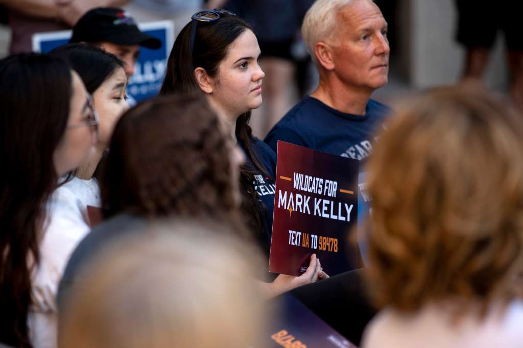 Tucson (United States), 06/11/2022.- Supporters listen to US Democratic Senator for Arizona and Senate candidate Mark Kelly (not pictured) at a campaign event at the University of Arizona, in Tucson, Arizona, USA, 06 November 2022. The US midterm elections are held every four years at the midpoint of each presidential term and this year include elections for all 435 seats in the House of Representatives, 35 of the 100 seats in the Senate and 36 of the 50 state governors as well as numerous other local seats and ballot issues. (Elecciones, Estados Unidos) EFE/EPA/ETIENNE LAURENT