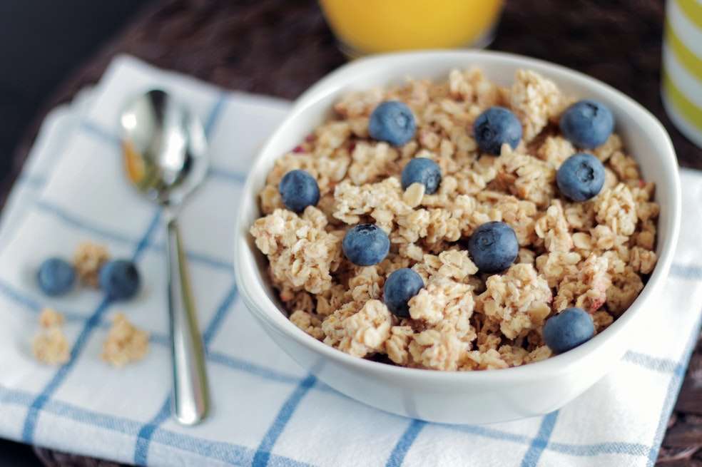 Disfruta de un desayuno saludable con esta receta de avena en hojuelas.