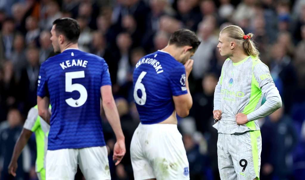 LIVERPOOL (United Kingdom), 04/05/2026.- Erling Haaland (R) of Manchester City looks on during the English Premier League match Everton FC against Manchester City, in Liverpool, Britain, 04 May 2026. (Reino Unido) EFE/EPA/ADAM VAUGHAN EDITORIAL USE ONLY. No use with unauthorized audio, video, data, fixture lists, club/league logos, 'live' services or NFTs. Online in-match use limited to 120 images, no video emulation. No use in betting, games or single club/league/player publications.