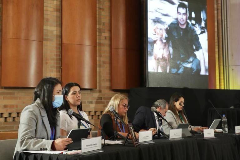 Durante la jornada de la tarde, las víctimas que intervinieron fueron familiares de uniformados secuestrados y de quienes nunca se supo su paradero. Uno de los testimonios más fuertes fue el de Yoleni Peña, hermana del cabo Luis Hernando Peña Bonilla, quien fue secuestrado en 2001 y de quien, aun hoy en día, no saben nada. La familiar pidió respuestas del caso de su hermano y les dijo: "Si ustedes no lo saben, ¿quién lo sabe?".