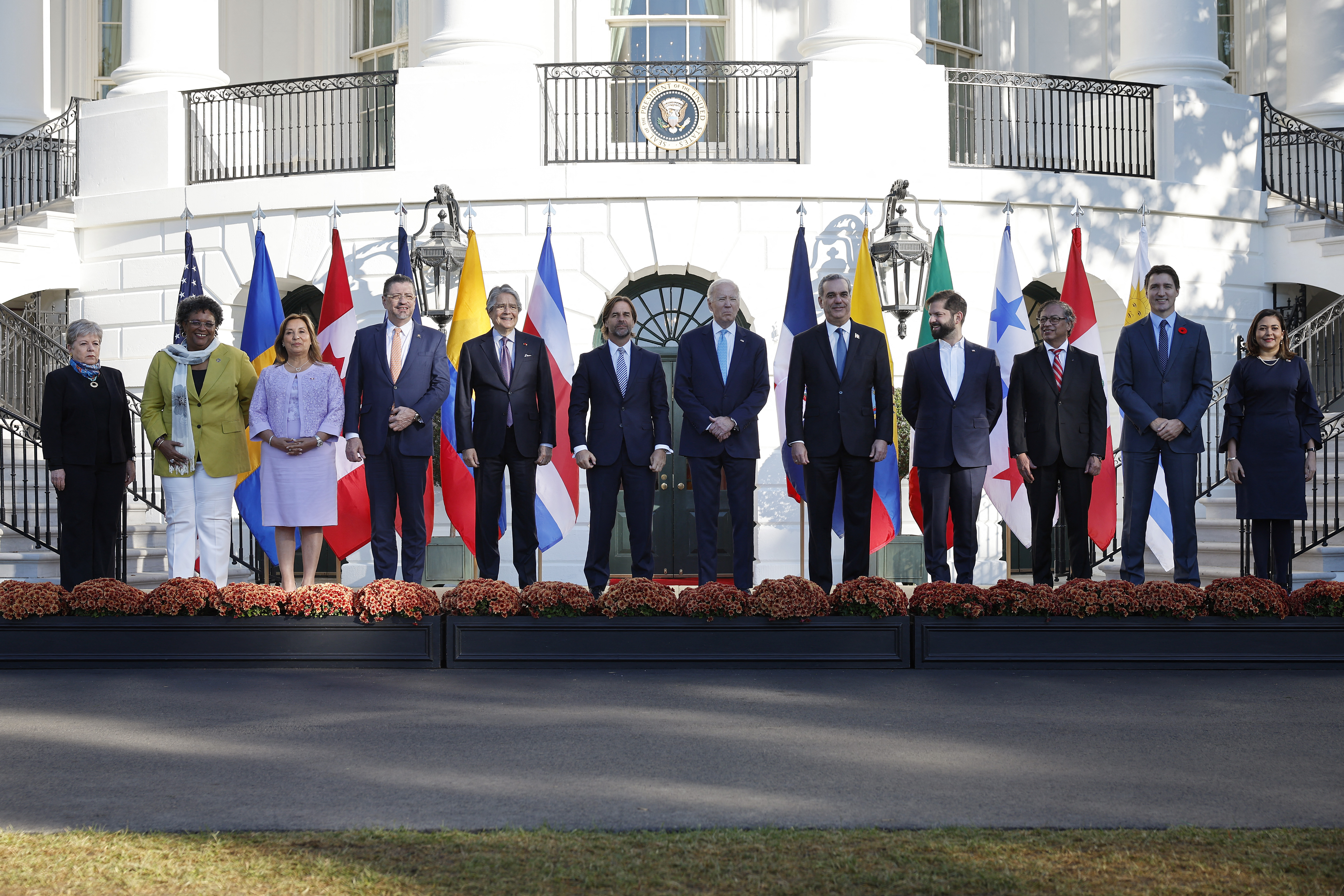 La Secretaria de Relaciones Exteriores de México, Alicia Bárcena, la Presidenta de Barbados, Sandra Mason, el Presidente de Perú, Dina Boluarte, el Presidente de Costa Rica, Rodrigo Chaves Robles, el Presidente de Ecuador, Guillermo Lasso, el Presidente de Uruguay, Luis Lacalle Pou, el Presidente de Estados Unidos, Joe Biden, el Presidente de República Dominicana, Luis Abinader, el Presidente de Chile, Gabriel Boric, Colombia El presidente Gustavo Francisco Petro, el primer ministro canadiense Justin Trudeau y la ministra de Relaciones Exteriores panameña Janaina Tewaney posan para una fotografía con líderes invitados durante la Cumbre inaugural de líderes de la Asociación para la Prosperidad Económica de las Américas en el Jardín Sur de la Casa Blanca.