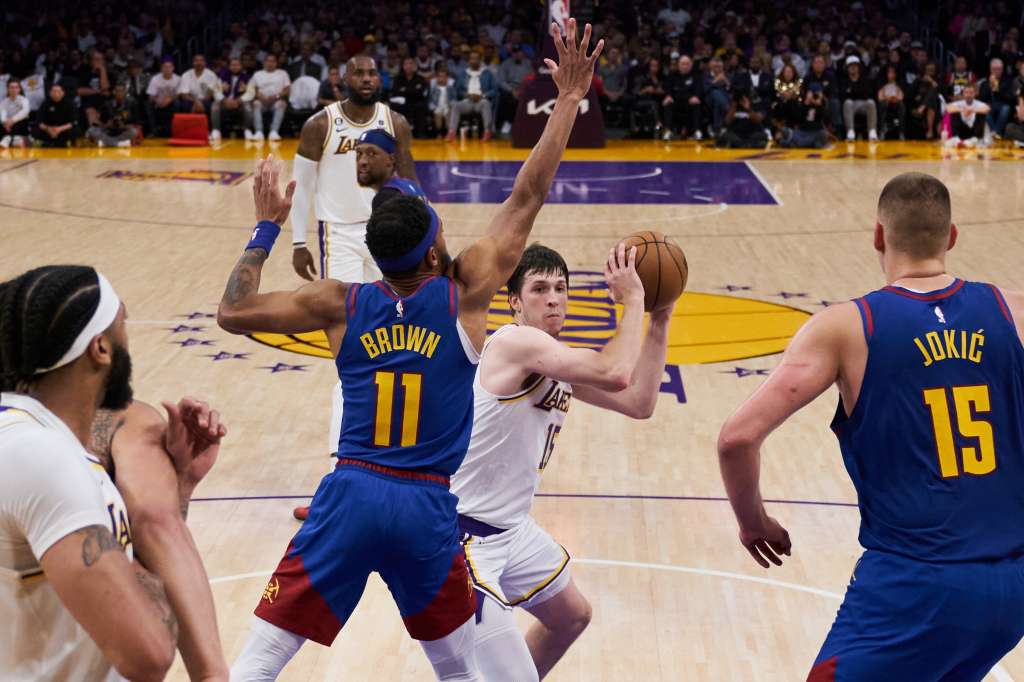 Los Angeles (United States), 20/05/2023.- Los Angeles Lakers guard Austin Reaves (C) looks to shoot the ball during the second half of the NBA Western Conference Finals game between the Denver Nuggets and the Los Angeles Lakers at Crypto.com Arena in Los Angeles, California, USA, 20 May 2023. (Baloncesto, Estados Unidos) EFE/EPA/ALLISON DINNER SHUTTERSTOCK OUT