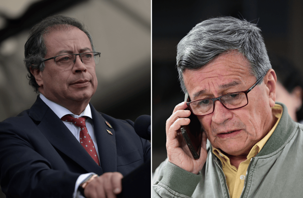 El presidente Gustavo Petro retomó diálogos con el ELN en noviembre de 2023. La guerrilla designó a Pablo Beltrán (derecha) como jefe negociador.