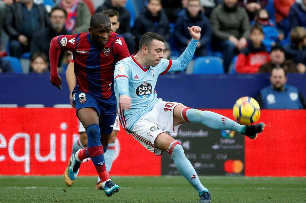 Jefferson Lerma disputa un balón con Iago Aspas en el encuentro entre Levante y Celta de Vigo. / EFE