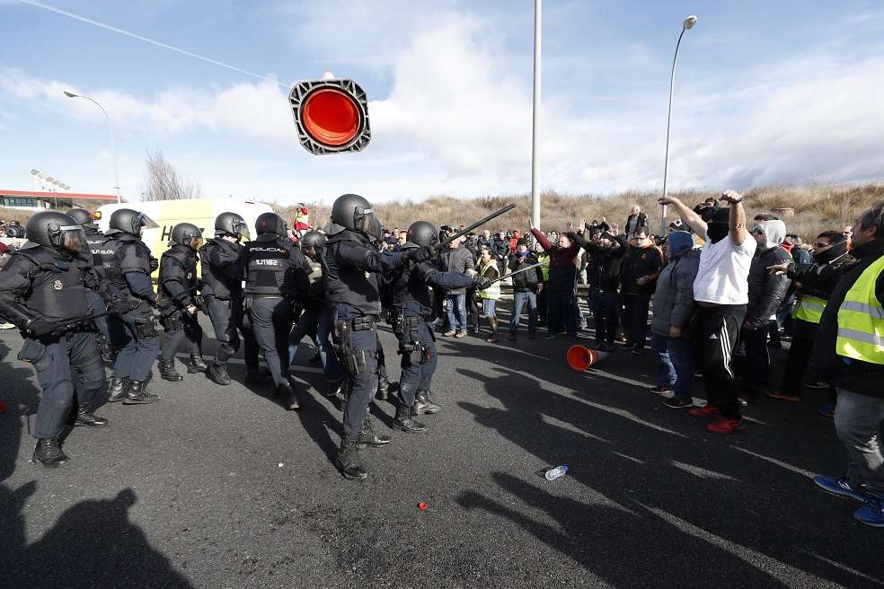 Hoy es la tercera jornada consecutiva de huelga de los conductores de la capital española para protestar por lo que consideran un trato peor en relación con los vehículos de alquiler sin conductor, con empresas como Uber y Cabify. / EFE