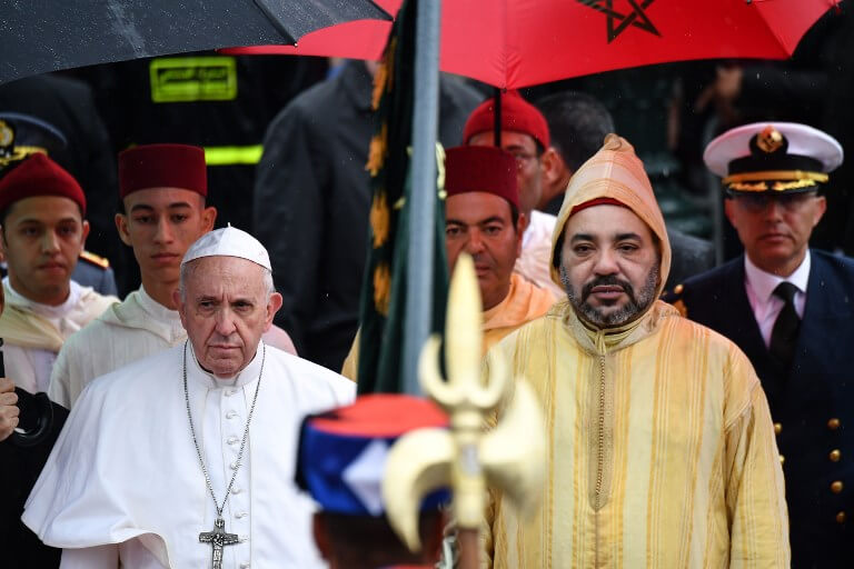 El papa Francisco llegó a Marruecos para seguir impulsando el diálogo interreligioso.  / AFP