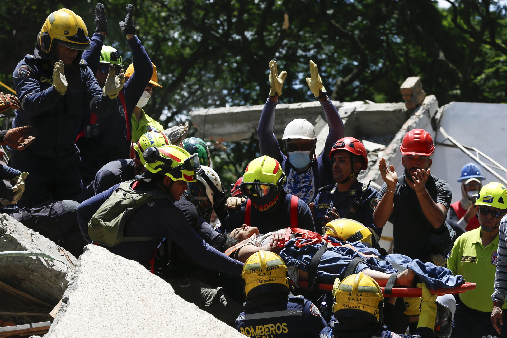AME8082. CALI (COLOMBIA), 11/08/2026.- Integrantes del cuerpo de Bomberos de Cali rescatan a Diana Troncoso, de 31 años, quien permaneció atrapada entre los escombros de un edificio colapsado en el barrio Torres del Limonar, tras el terremoto de magnitud 7,4, este martes en Cali (Colombia). EFE/ Ernesto Guzmán