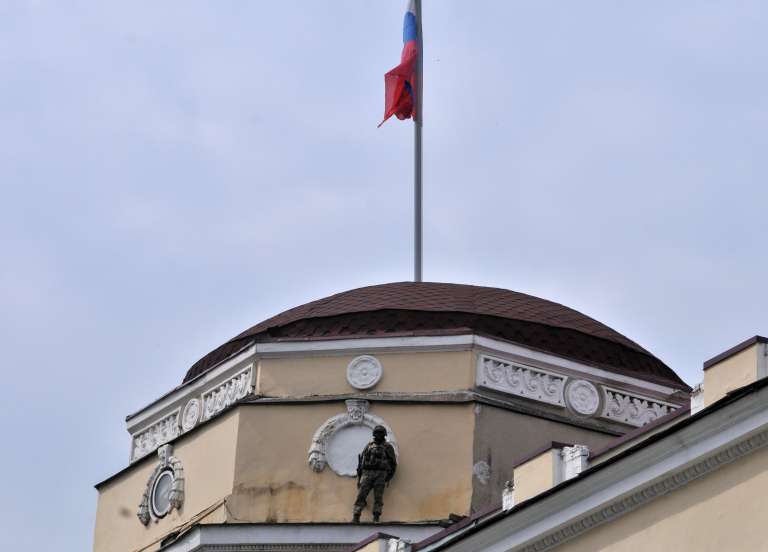 Rostov-on-don (Russian Federation), 23/06/2023.- A servicemen from private military company (PMC) Wagner Group guards the roof of the headquarters of the Southern Military District in Rostov-on-Don, southern Russia, 24 June 2023. Security and armoured vehicles were deployed after Wagner Group's chief Yevgeny Prigozhin said in a video that his troops had occupied the building of the headquarters of the Southern Military District, demanding a meeting with Russia'Äôs defense chiefs. (Rusia, Ucrania) EFE/EPA/ARKADY BUDNITSKY