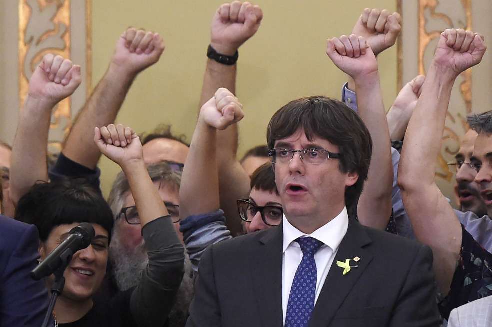 El presidente del gobierno catalán destituido Carles Puigdemont ha pedido la unidad del independentismo de cara a las elecciones regionales del 21 de diciembre. / AFP