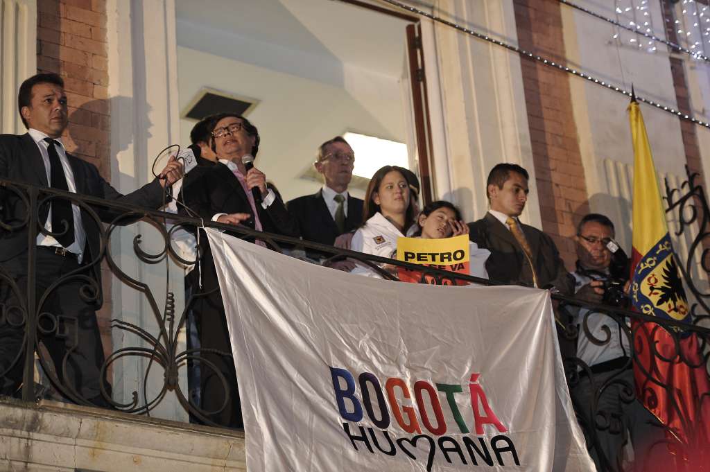 El alcalde de Bogotá, en compañía de su familia da un discurso en la Plaza de Bolívar, después de que el procurador General de La Nación, Alejandro Ordoñez lo destituyera e inhabilitara por 15 años para ejercer cargos públicos.