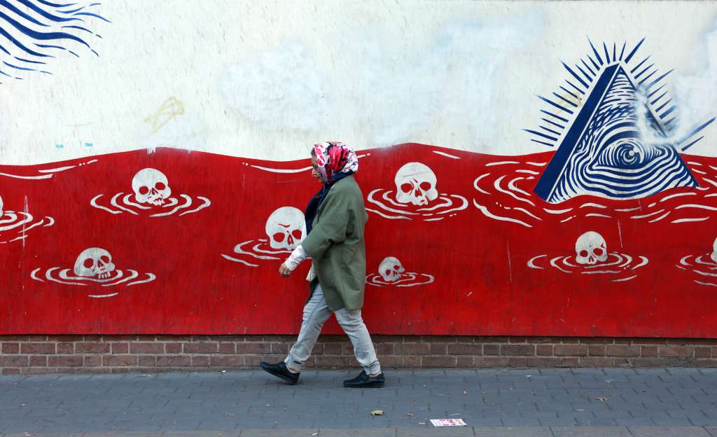 Tehran (Iran(islamic Republic Of)), 06/11/2024.- An Iranian woman walks past an anti-US mural near the former US embassy in Tehran, Iran, 06 November 2024. The Republican candidate for president Donald J. Trump, has been elected as the 47th President of the United States after obtaining over 270 of the Electoral College votes, succeeding against Democratic candidate and current Vice President Kamala Harris. (Elecciones, Estados Unidos, Teherán) EFE/EPA/ABEDIN TAHERKENAREH
