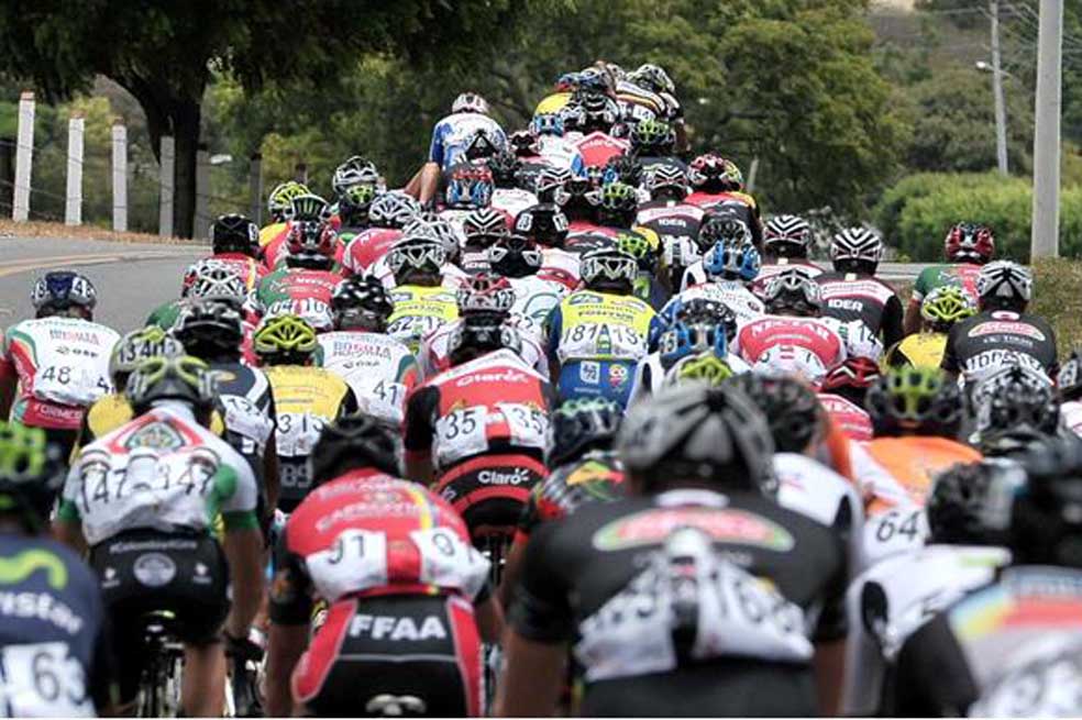 Los ciclistas de la Vuelta a Colombia pedalearán hoy en la noche. / Luis Ángel