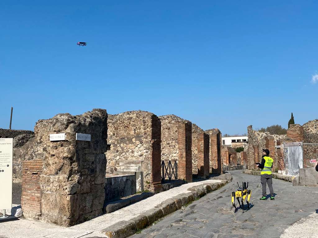 ROMA, 28/03/2022.- El Parque Arqueológico de Pompeya (sur de Italia), la ciudad sepultada por la erupción del Vesubio en el año 79, se ha dotado de "Spot", un pequeño robot cuadrúpedo capaz de inspeccionar lugares, incluso pequeños, registrando datos útiles para el estudio, además de ayudar a descubrir los túneles clandestinos que utilizan los ladrones. El objetivo es "utilizar soluciones tecnológicas innovadoras" para "mejorar el seguimiento de lo existente y el conocimiento del avance de las obras de las zonas objeto de recuperación o restauración y por tanto gestionar la seguridad de la obra, así como de los trabajadores", explicó hoy la dirección de este área arqueológica. EFE/ Parque Arqueológico De Pompeya  *****SOLO USO EDITORIAL/SOLO DISPONIBLE PARA ILUSTRAR LA NOTICIA QUE ACOMPAÑA (CRÉDITO OBLIGATORIO) *****