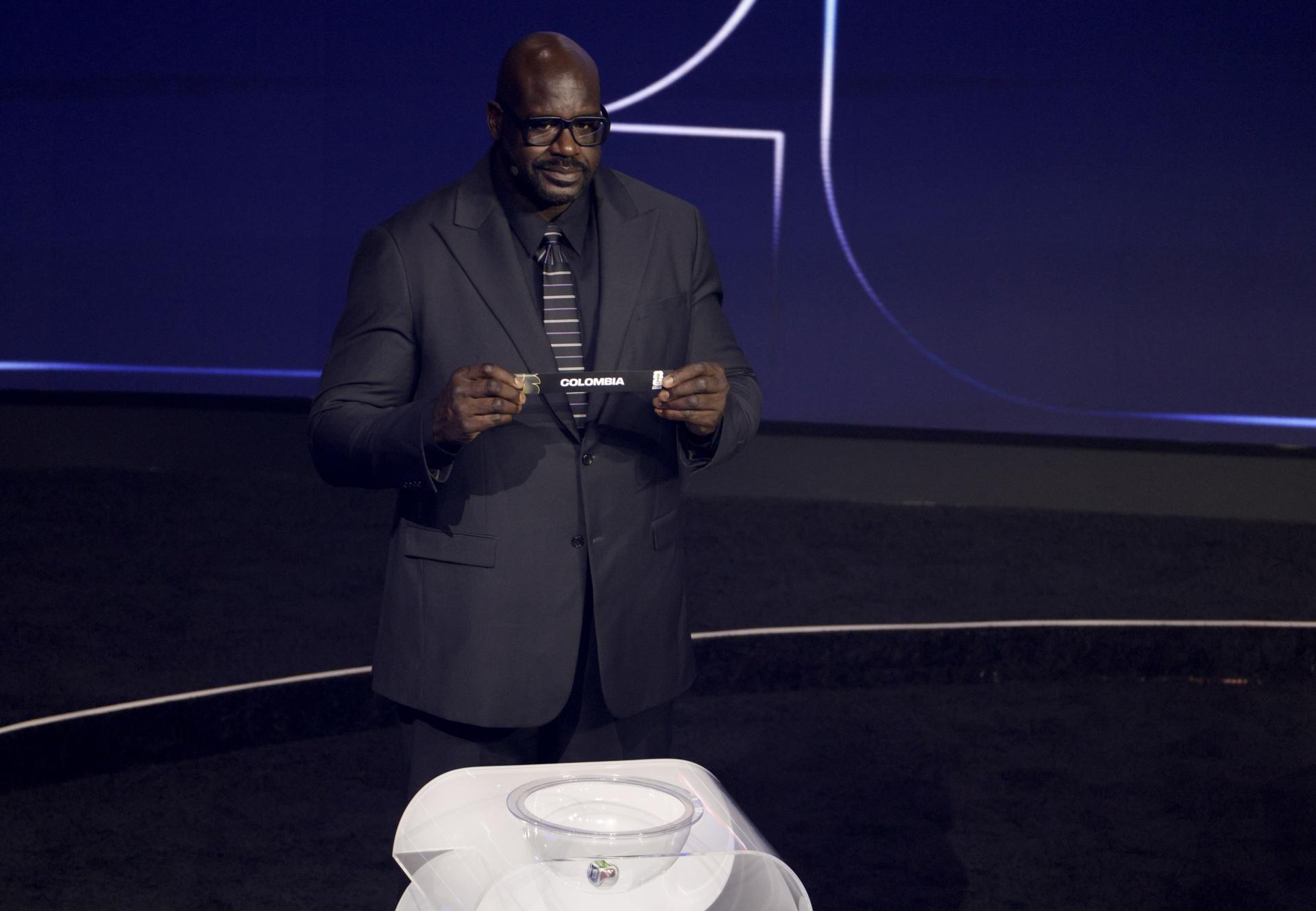 WASHINGTON (United States), 05/12/2025.- Draw assistant Shaquille O'Neal holds the ticket of Colombia during the FIFA World Cup 2026 Final Draw at the Kennedy Center in Washington DC, USA, 05 December 2025. (Mundial de Fútbol) EFE/EPA/SHAWN THEW
