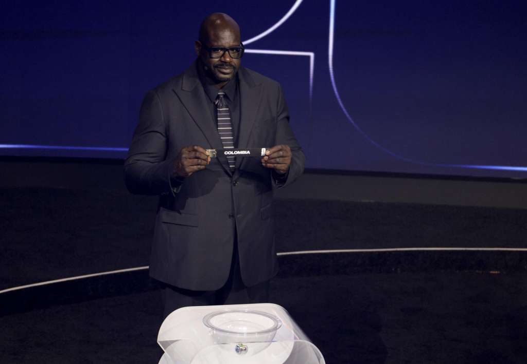 WASHINGTON (United States), 05/12/2025.- Draw assistant Shaquille O'Neal holds the ticket of Colombia during the FIFA World Cup 2026 Final Draw at the Kennedy Center in Washington DC, USA, 05 December 2025. (Mundial de Fútbol) EFE/EPA/SHAWN THEW