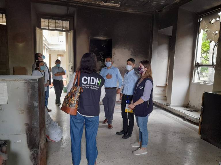 La secretaria ejecutiva de la CIDH se reunió con el alcalde, el personero y policía en Tuluá. También visitó el Palacio de Justicia, que fue quemado en medio de disturbios, y pudo conversar con jueces de esa jurisdicción.