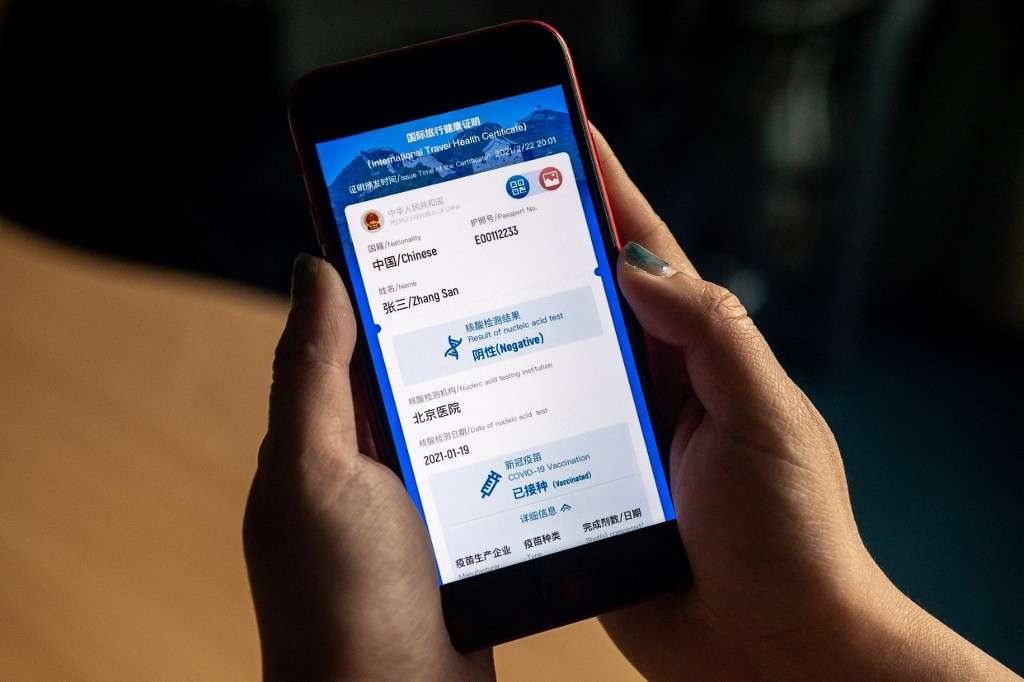 Foto-ilustración de los certificados digitales que China planea exigir a los viajeros para verificar su estatus de salud frente a COVID-19.