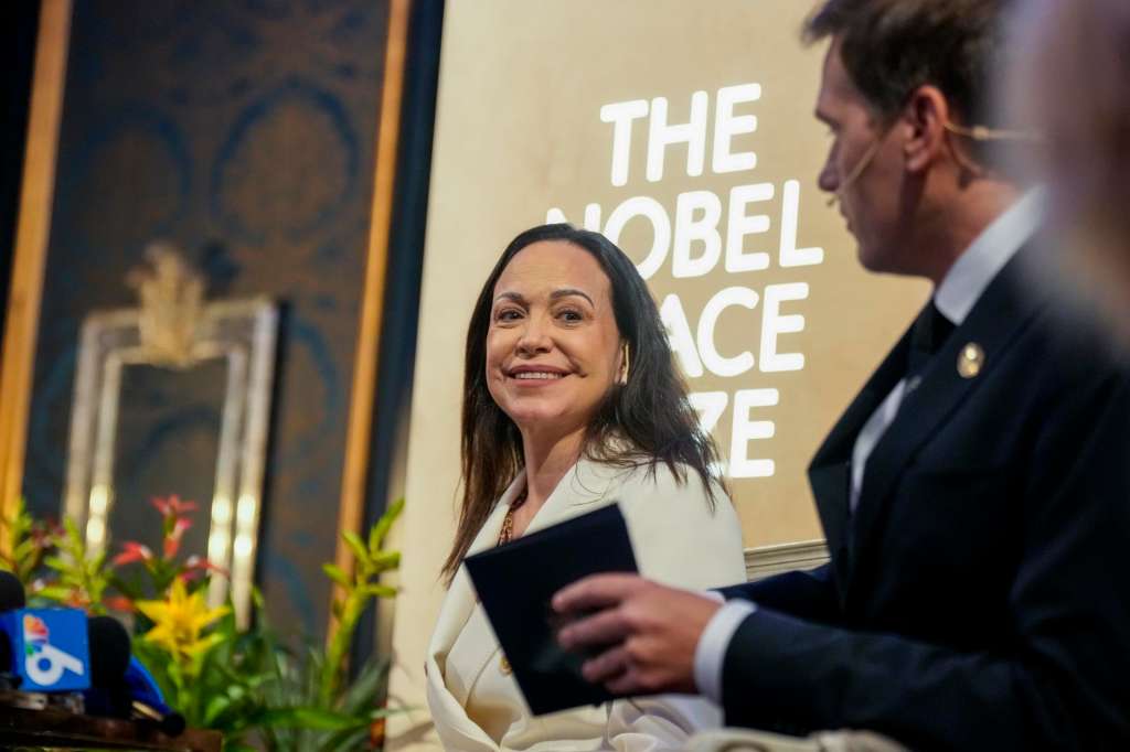 Oslo (Norway), 11/12/2025.- Nobel Peace Prize laureate Maria Corina Machado (L), accompanied by the head of the Nobel Committee Jorgen Watne Frydnes (R) and the director of the Norwegian Nobel Institute Kristian Berg Harpviken (not pictured), attends a press conference at the Grand Hotel in Oslo, Norway, 11 December 2025. She received the Nobel Peace Prize 2025 for her tireless work promoting democratic rights for the people of Venezuela and for her struggle to achieve a just and peaceful transition from dictatorship to democracy. Due to the situation in Venezuela, she was unable to attend the award ceremony. (Noruega) EFE/EPA/HEIKO JUNGE NORWAY OUT