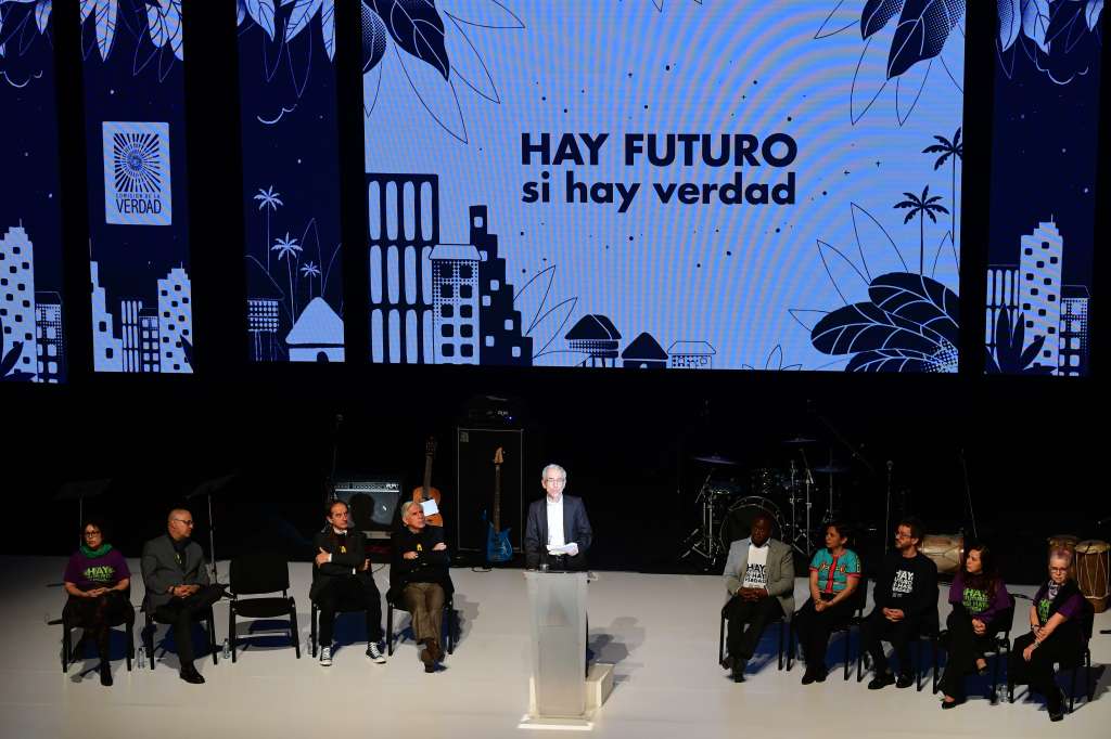 Entrega del informe final de la comisión de la verdad