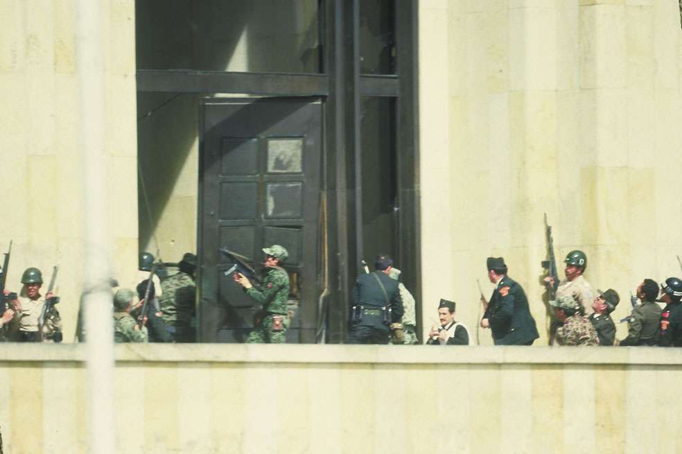 El Palacio de Justicia durante el holocausto de noviembre de 1985. / Archivo - El Espectador