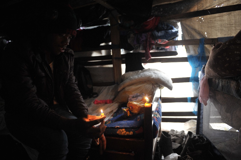 A estos desplazados les toca sobrevivir sin luz y agua. /Cristian Garavito