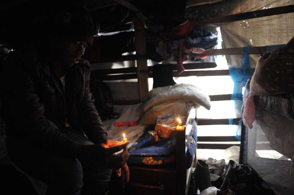 A estos desplazados les toca sobrevivir sin luz y agua. /Cristian Garavito