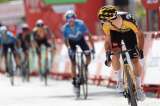 Primoz Roglic le ganó la batalla a Enric Mas en la etapa 11 y se llevó la victoria
