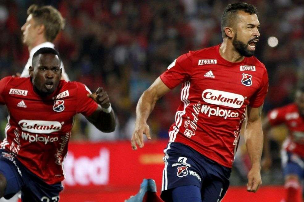 Andrés Cadavid celebra su gol de penalti.