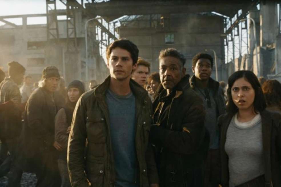 La tercera y última de la serie "Maze Runner", sigue las aventuras a vida o muerte de tres jóvenes "Gladers", adolescentes inmunes a un virus destructivo que infecta al mundo.