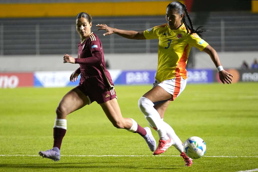 AMDEP8357. QUITO (ECUADOR), 16/07/2025.- Deyna Castellanos (i) de Venezuela disputa un balón con Daniela Arias de Colombia este miércoles, durante un partido de la fase de grupos de la Copa América Femenina entre Venezuela y Colombia en el estadio Gonzalo Pozo Ripalda en Quito (Ecuador). EFE/ Vicente Costales