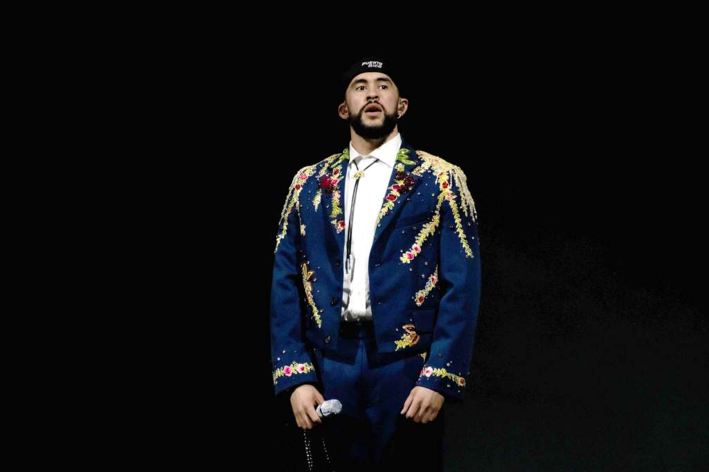 AME2732. BOGOTÁ (COLOMBIA), 05/05/2025.- Fotografía de archivo fechada el 07 de junio de 2024 del cantante Bad Bunny durante su concierto de cierre de la gira Most Wanted Tour en el coliseo de Puerto Rico, en San Juan (Puerto Rico). El artista puertorriqueño Bad Bunny anunció este lunes que arrancará en noviembre la gira mundial 'Debí tirar más fotos world tour', homónima de su último álbum, en la que ofrecerá 23 conciertos en países de Latinoamérica, Asia, Europa y Oceanía. EFE/Enid M. Salgado Mercado /ARCHIVO